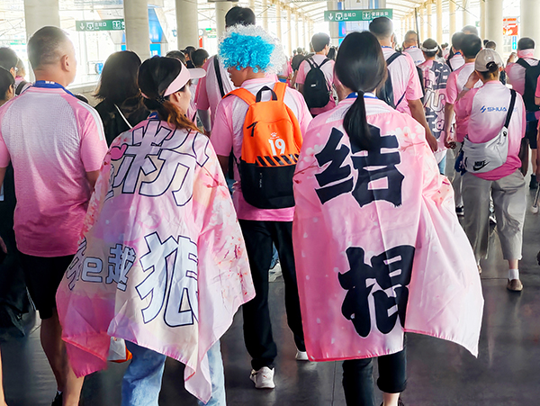 《粉色出征》许益民摄.jpg