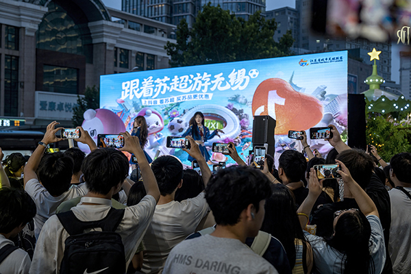 《录像是必须的》苏宁广场 朱晓华 摄.jpg