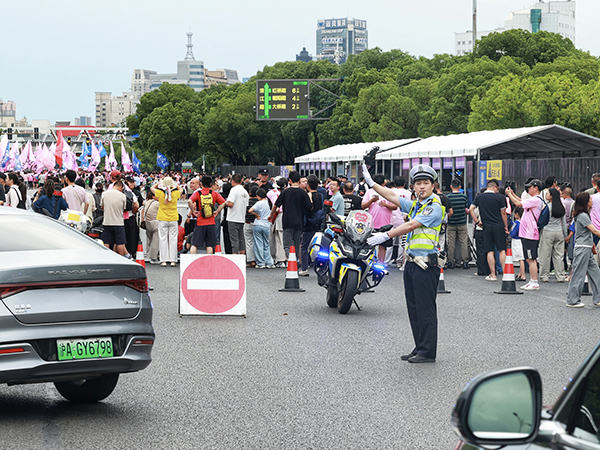 《一路疏导,奔赴同一场热爱》殷正天 摄.jpg