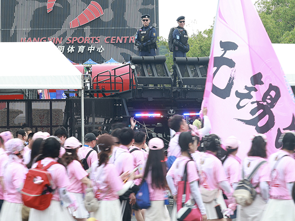 《粉浪来袭,藏蓝相伴》殷正天 摄.jpg